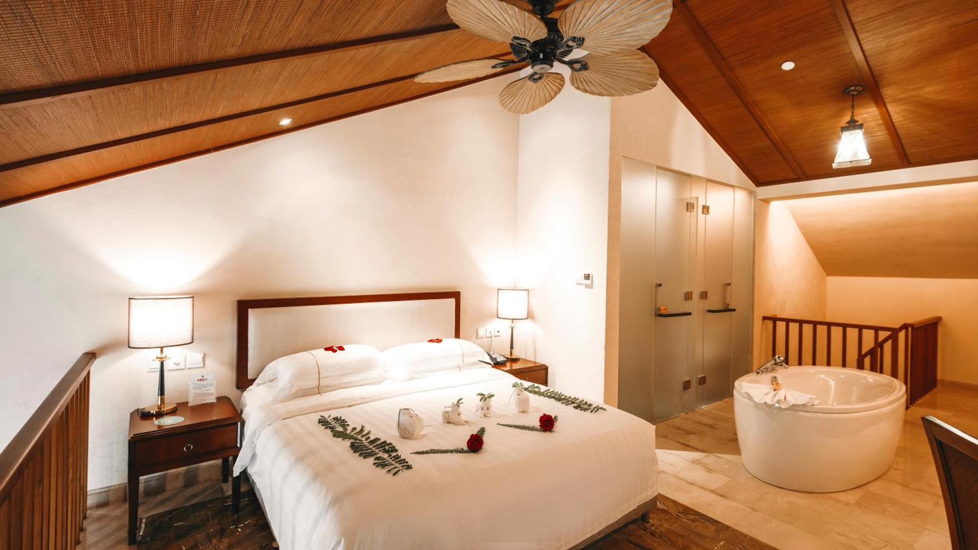 Stony Brook Villa Jianguo Resort Санья Экстерьер фото
